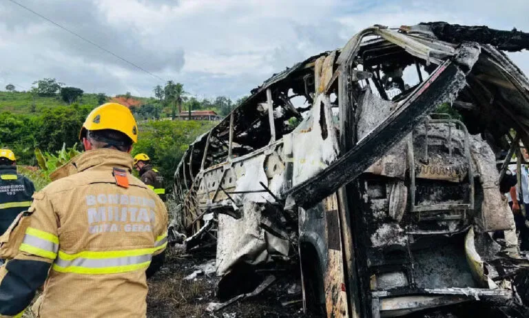 Colisão entre ônibus, carreta e carro deixa 22 mortos na BR-116
