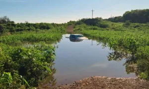 Leia mais sobre o artigo Caminhonete fica submersa ao tentar atravessar ponte improvisada na MS-228