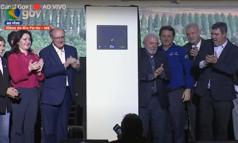 Fábrica de celulose inaugurada por Lula em MS