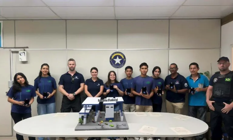 Receita Federal recebe estudantes que recriaram posto aduaneiro em maquete