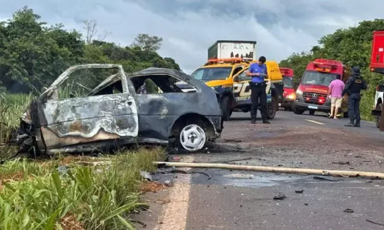 Motorista morre carbonizado em colisão entre Gol e carreta na MS-276