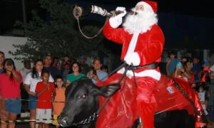 Leia mais sobre o artigo Papai Noel Pantaneiro chega montado em boi e com berrante em cidade de MS  