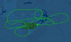 Leia mais sobre o artigo Avião da Latam declara emergência por pane e retorna ao aeroporto de Brasília