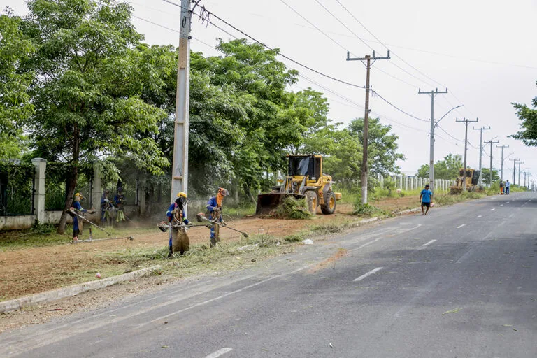 Campanha de limpeza de ruas, praças e terrenos segue em quatro locais nesta 2ª feira