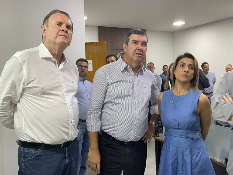 Ao lado de Riedel, senadora Soraya participa da entrega de veículos e posse de concursados da IAGRO