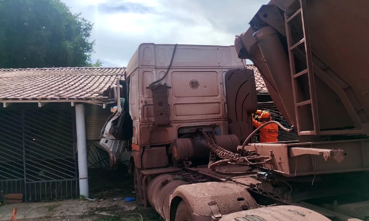 Carreta colide com residência na BR-262