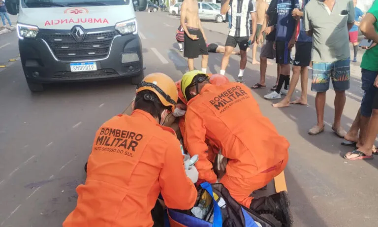 Colisão entre caminhão e moto