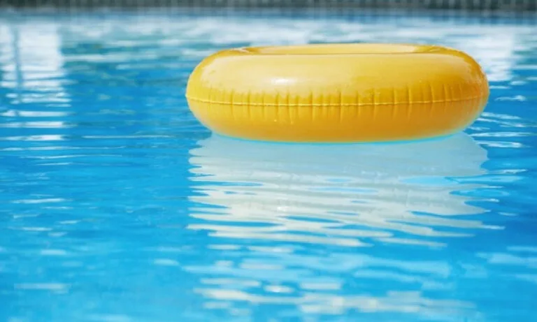 Criança morre por afogamento em piscina na zona rural de Dourados; caso é investigado pela Polícia Civil.