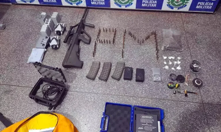 PM apreende fuzil e drones