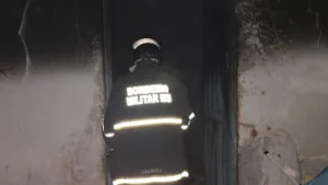 Leia mais sobre o artigo Incêndio em casa desocupada mobiliza bombeiros em Ladário