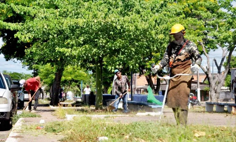 mutirão de limpeza em Ladário