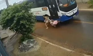 Leia mais sobre o artigo Mãe e filha escapam de acidente com ônibus em Várzea Grande | vídeo