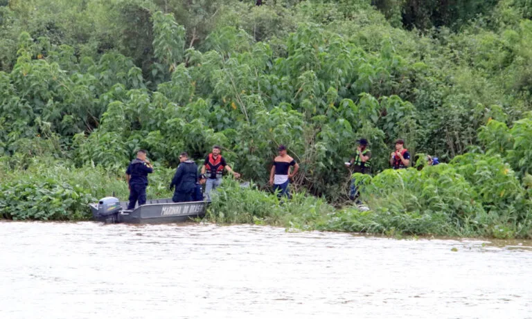 Cinco pessoas são resgatadas pela Marinha após barco afundar no Rio Paraguai