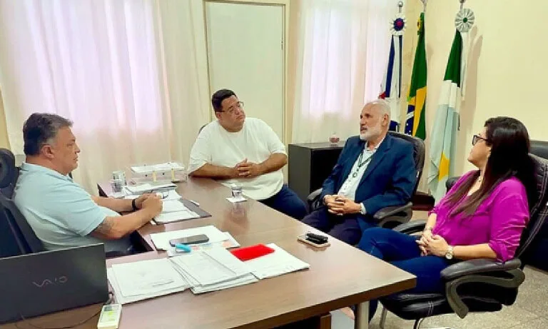 Prefeito de Ladário e representante do Ministério da Saúde