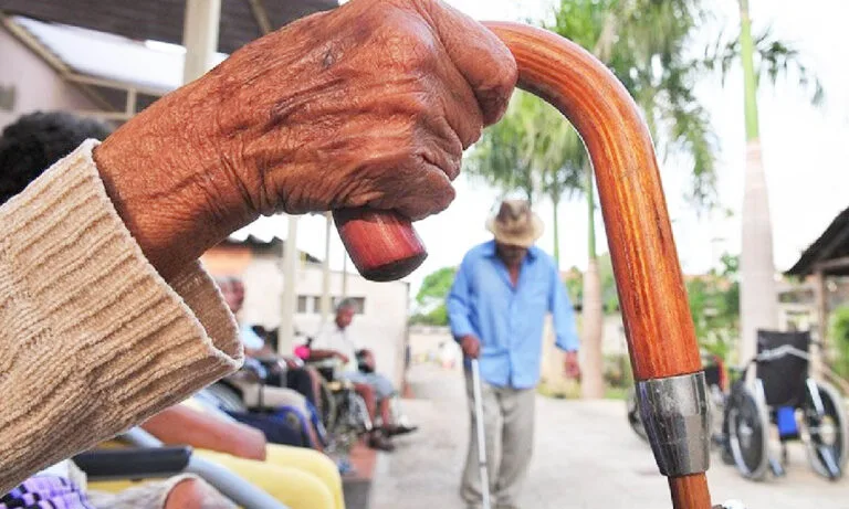 Atendimento preferencial a idosos com mais de 60 anos no TRT-MS