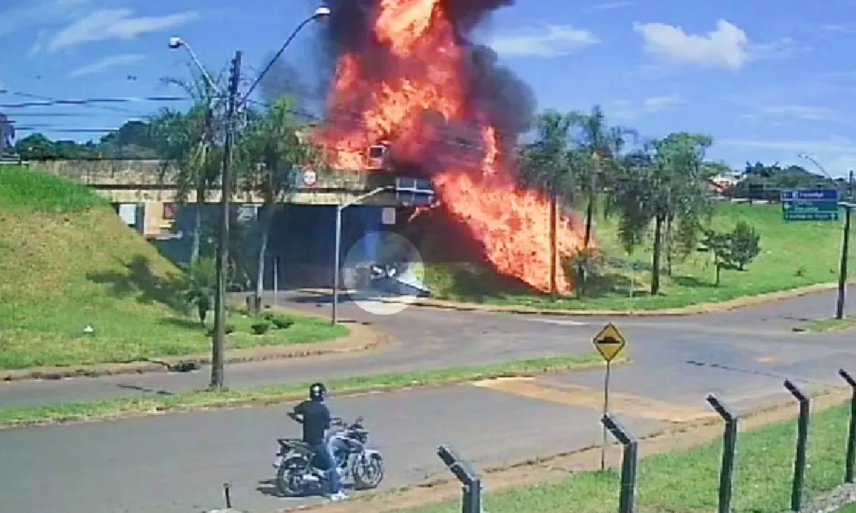 Explosão de caminhão