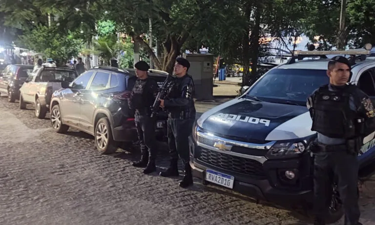 Cliente embriagado é detido após confusão em restaurante no centro de Corumbá; caso envolveu ameaças a funcionários e policiais.