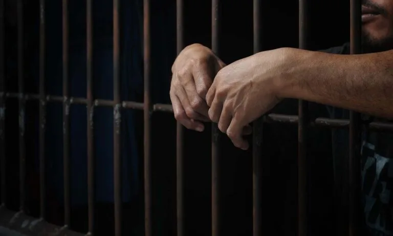 Homem é condenado a 100 anos de prisão por estupro das filhas, enteada e cunhada em MS