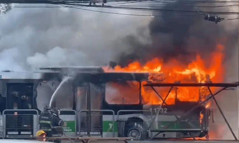 Avião cai sobre ônibus em avenida movimentada de São Paulo | vídeo