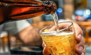 Leia mais sobre o artigo Decreto restringe venda de bebidas em garrafas de vidro no Carnaval de Corumbá