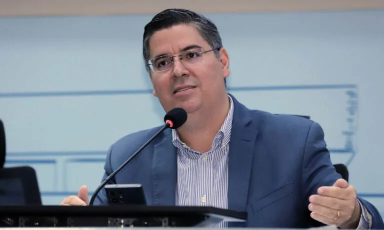 Dr. Victor Rocha teve dois projetos de lei aprovados para ampliar o acesso à saúde