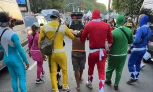 Leia mais sobre o artigo Policiais fantasiados de Power Rangers prendem suspeito de furto em bloco de Carnaval de SP