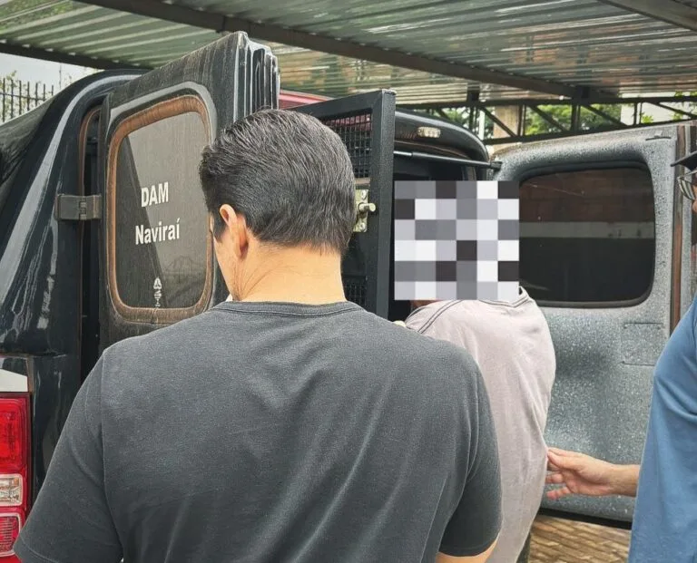 Homem é preso após seguir mulher até delegacia e violar medida protetiva