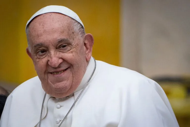 Vaticano confirma que Papa Francisco morreu após AVC e colapso cardiovascular