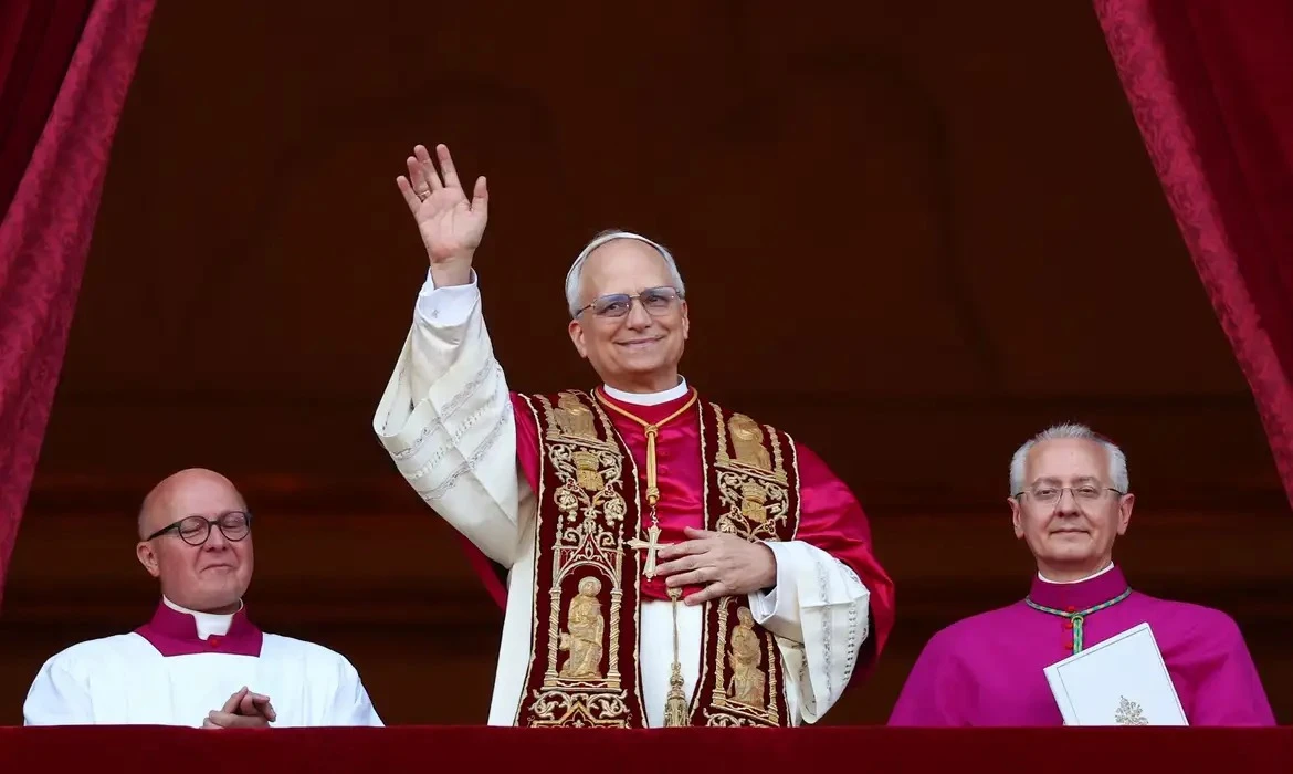 No momento, você está visualizando Cardeal Robert Francis Prevost é eleito papa e escolhe o nome Leão XIV