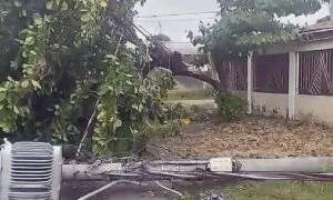 Leia mais sobre o artigo Bairros de Corumbá enfrentam apagão após ventos fortes e chuva intensa | vídeo