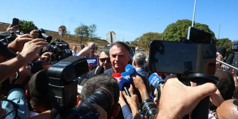 Defesa de Bolsonaro tem até as 21h13 para enviar explicações a Moraes