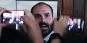 Leia mais sobre o artigo Eduardo Bolsonaro diz que não vai renunciar ao mandato de deputado