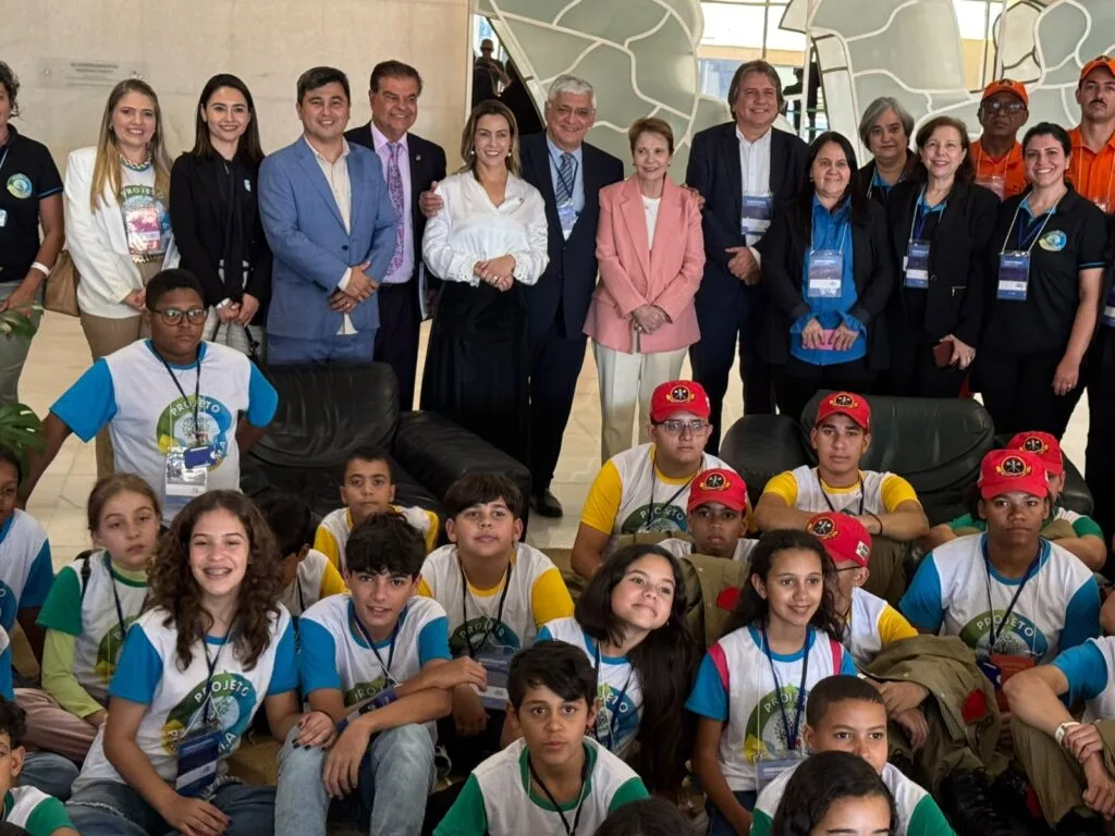 Senadora Soraya Thronicke recebe alunos da rede pública de MS no Congresso Nacional 2 Imagem do WhatsApp de 2025 07 16 as 17.03.01 61a7f5df