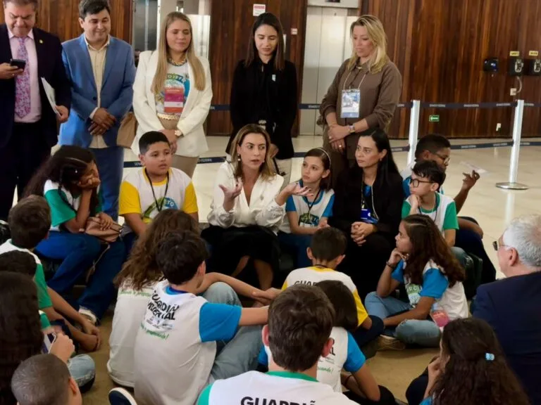 Senadora Soraya Thronicke recebe alunos da rede pública de MS no Congresso Nacional