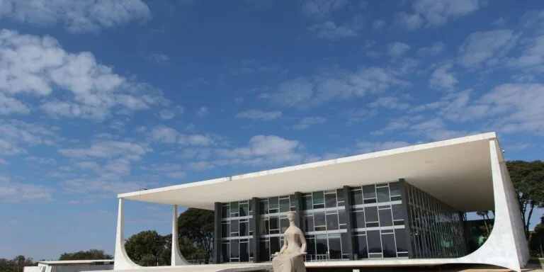 Moraes abre apuração sobre insider trading antes de tarifaço de Trump