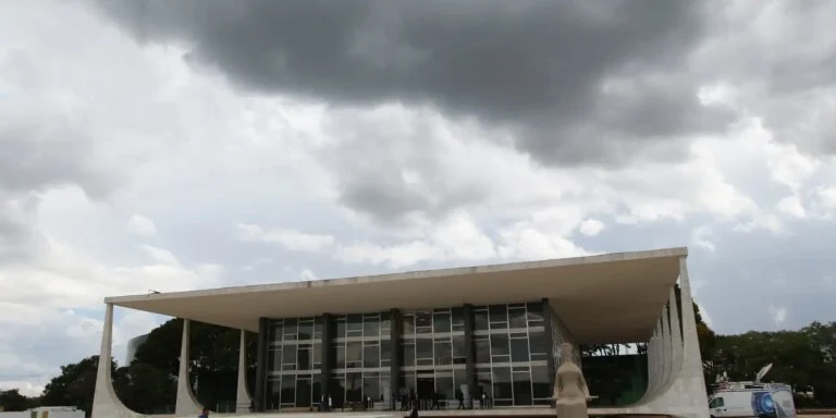 Moraes proíbe uso de farda por réus em depoimento sobre golpe