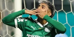 Leia mais sobre o artigo Palmeiras bate o Grêmio e cola em Cruzeiro e Flamengo no Brasileirão