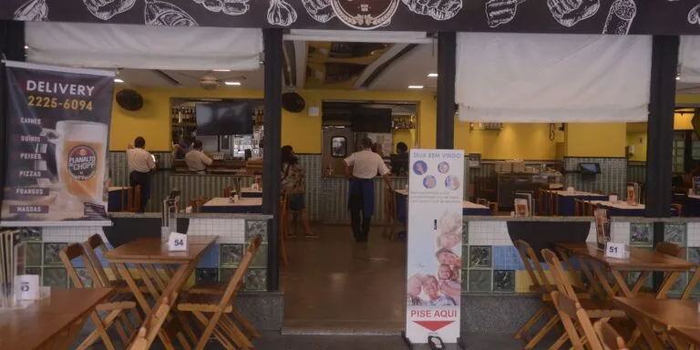 Tarifaço dos EUA pode encarecer alimentação em bares e restaurantes