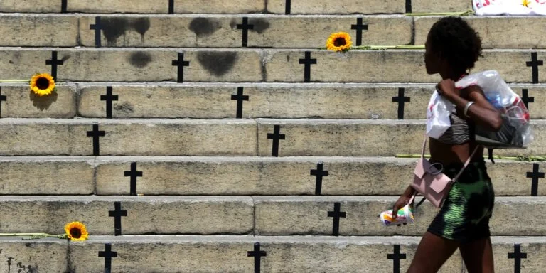 Casos de feminicídio por arma de fogo aumentam em 2025 no país