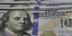 Leia mais sobre o artigo Dólar cai para R$ 5,38 e fecha no menor valor em mais de um ano