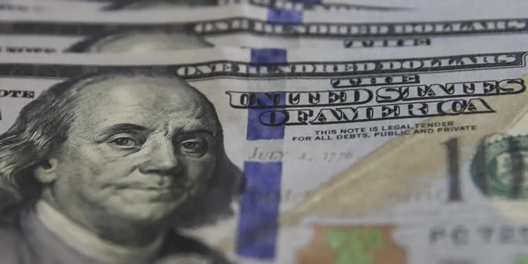 Dólar cai para R$ 5,38 e fecha no menor valor em mais de um ano