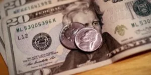Leia mais sobre o artigo Dólar cai para R$ 5,50 com maior chance de corte de juros nos EUA