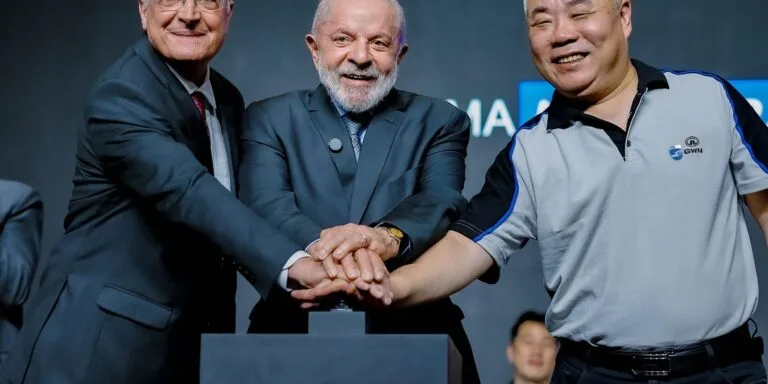Em inauguração de montadora, Lula defende relação comercial com China