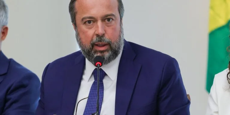 Brasil e Bolívia discutem construção de hidrelétrica binacional no Rio Madeira, inspirada no modelo de Itaipu.