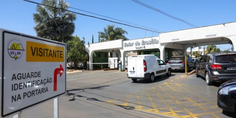 Moraes manda vistoriar carros e área externa da casa de Bolsonaro