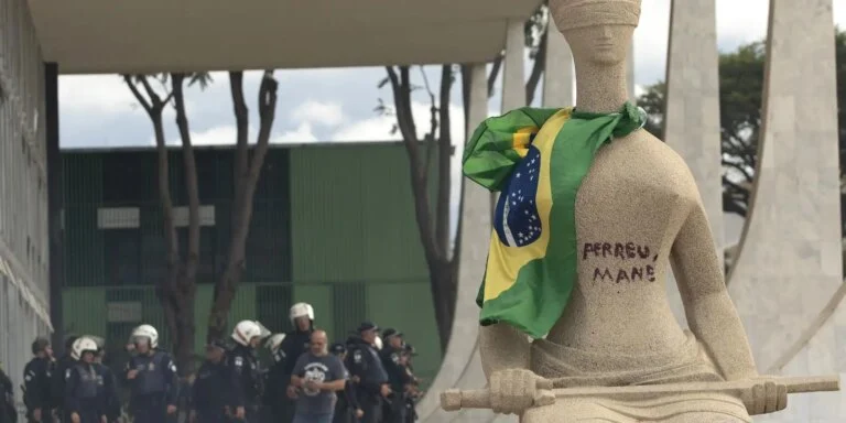 Moraes mantém condenação de mulher que pichou estátua no 8 de Janeiro