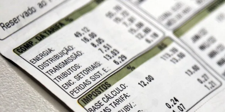 Aneel reduz bandeira tarifária para vermelha patamar 1 em outubro