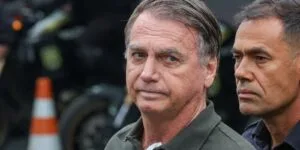 Leia mais sobre o artigo Após retirada de lesões da pele, Bolsonaro volta à prisão domiciliar