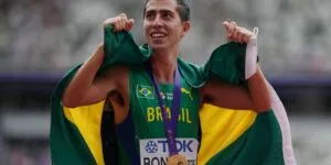 Leia mais sobre o artigo Caio Bonfim é campeão mundial dos 20 km da marcha atlética em Tóquio