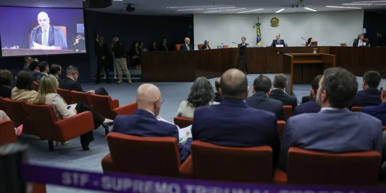 STF inicia votação do núcleo 1, com Bolsonaro e aliados, em julgamento sobre tentativa de golpe e atos de 8 de janeiro.